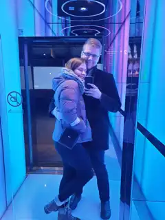 Kuva Sakusta ja Veerasta näsinneulan hississä.